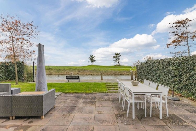 Gezellig terras met uitzicht op het water bij Europarcs Poort van Amsterdam, Uitdam, perfect voor buiten dineren en ontspannen.