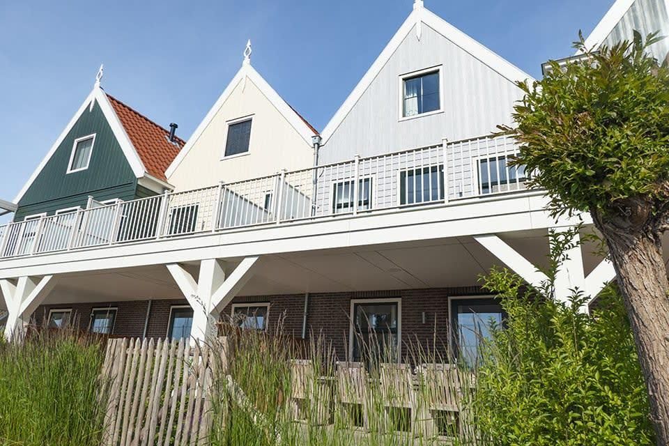 Ferienhaus Markermeer 8 in Uitdam, Amsterdam eo, mit traditionellen Giebeln und grosser Veranda, ideal fuer einen erholsamen Aufenthalt in Nordholland.