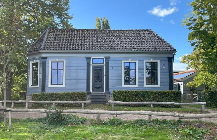 Charmante Fassade eines Ferienhauses in Broek in Waterland, Amsterdam eo, Nordholland.