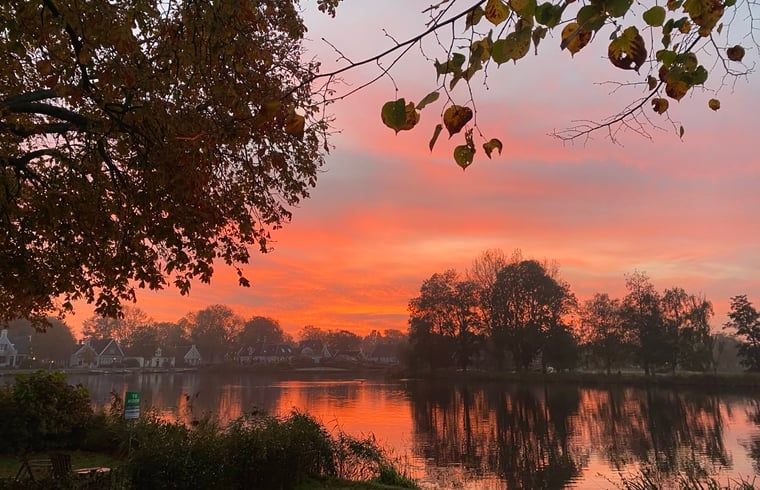 Atemberaubender Sonnenuntergang im Ferienhaus in Broek in Waterland, Amsterdam eo, Nordholland.