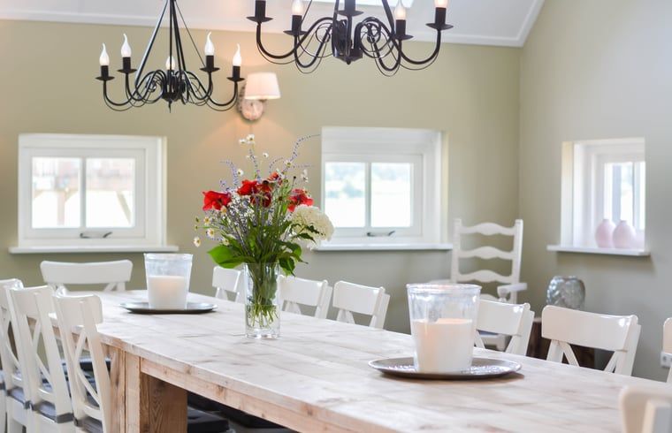 Gemuetliches Esszimmer im Cottage in Mander, Mander, Twente, mit Holztisch und stimmungsvollen Kronleuchtern.