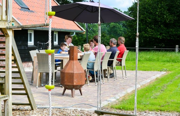 Terrasse des Ferienhauses in Mander, Mander, Twente, ideal fuer Familientreffen in einer natuerlichen Umgebung.