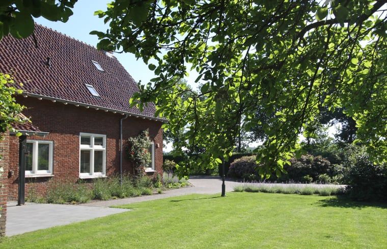 Ferienhaus in Mander, in der gruenen Landschaft von Twente, Overijssel, mit einem grossen Garten und einer schoenen Backsteinfassade.