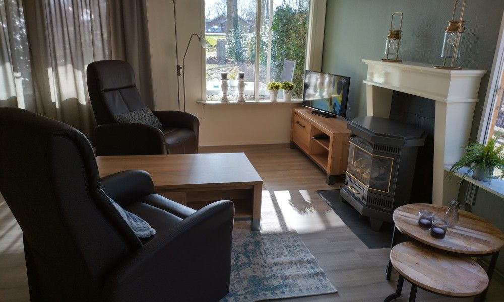 Zonnige woonkamer van Hosta vakantiehuis in Ootmarsum, Twente met comfortabele fauteuils.
