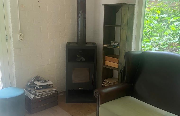 Gemuetlicher Innenraum mit Holzofen in Huisje in Nutter, Ferienhaus in Nutter, Twente.
