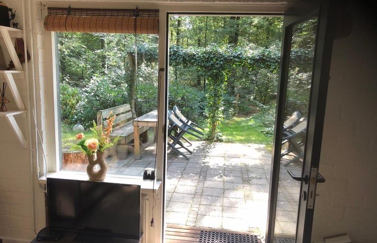 Blick auf die Terrasse vom Wohnzimmer des Huisje in Nutter, Ferienhaus in Nutter, Twente.