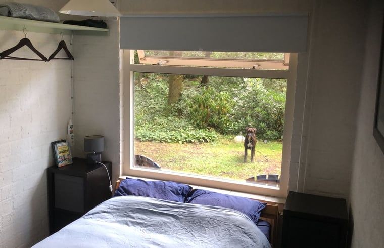 Schlafzimmer in Cottage in Nutter, Ferienhaus in Nutter, Twente, mit Blick auf den Garten.