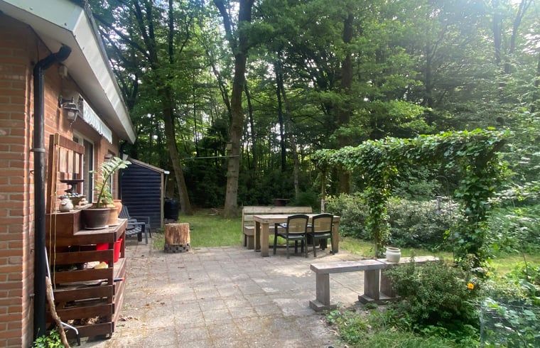 Geraeumige Terrasse von Huisje in Nutter, Ferienhaus in Nutter, Twente, mit Sitzgelegenheit.