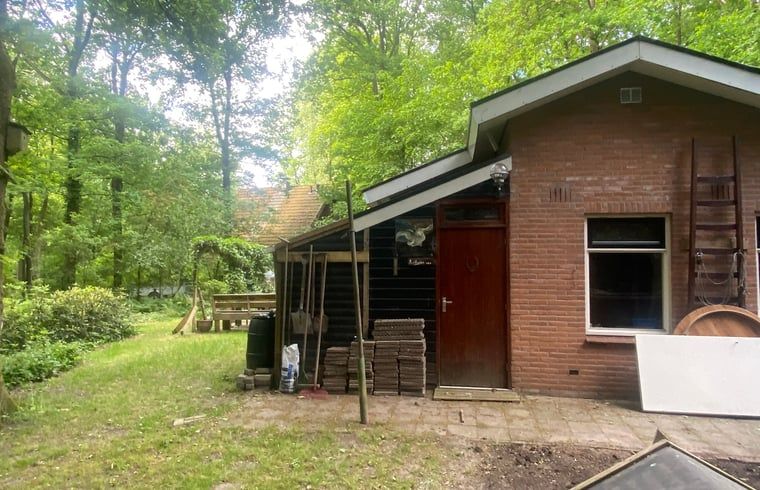 Hinterhof von Huisje in Nutter, Ferienhaus in Nutter, Twente, mit Schuppen und Holzlager.