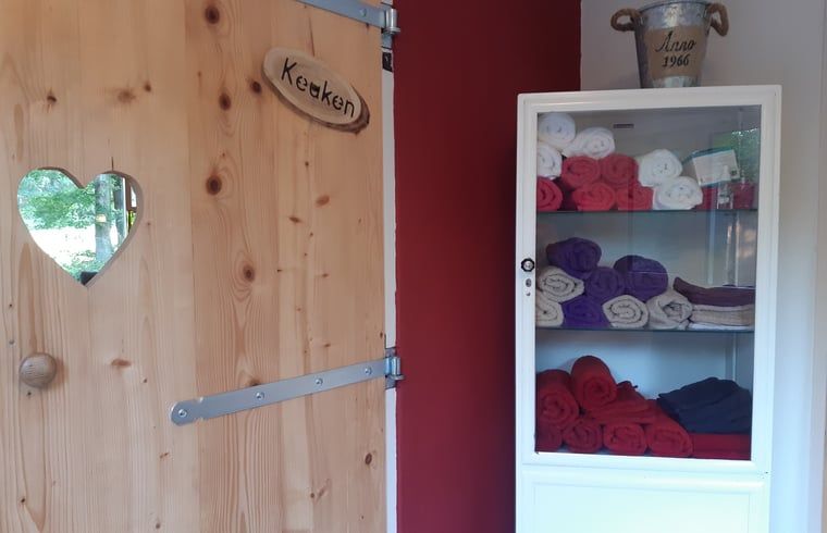 Sfeervolle keuken in Vakantiehuis in Nutter, Twente, met houten accenten en moderne voorzieningen.