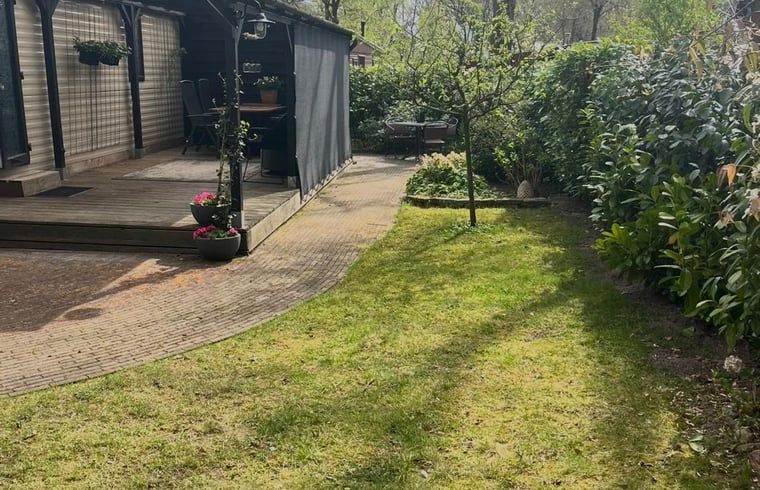 Gezellige woonkamer in Huisje in Nutter, vakantiehuis in Twente, met comfortabele zithoek en uitzicht op groene omgeving in Overijssel.