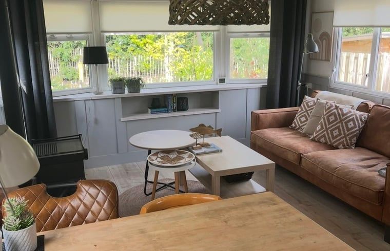 Gezellige binnenruimte van Huisje in Nutter, Twente, met moderne keuken en eetgedeelte voor een comfortabel verblijf in Overijssel.