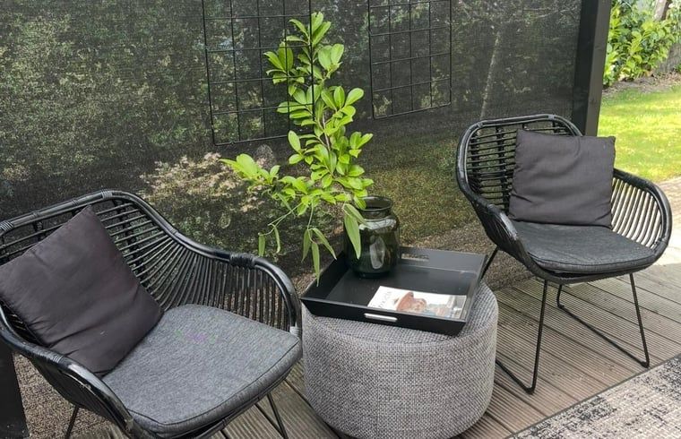 Ontspan op het terras van Huisje in Nutter, een charmant vakantiehuis in het groene Twente, Overijssel, omringd door natuur.
