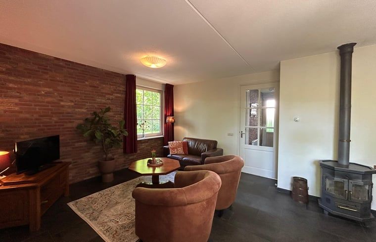 Vakantiehuis in Nutter, sfeervolle woonkamer met houtkachel in vakantiehuis Twente, Overijssel.