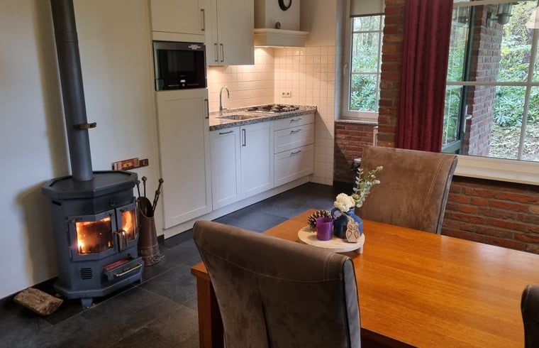 Vakantiehuis in Nutter, eetruimte met houtkachel in vakantiehuis Twente, Overijssel.