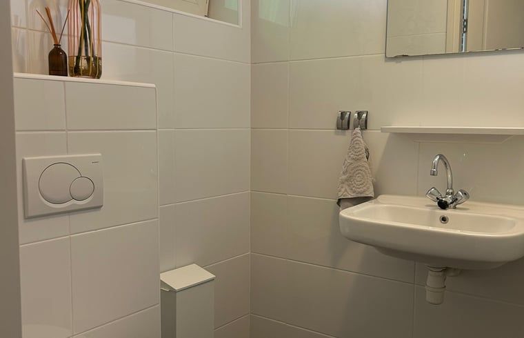 Vakantiehuis in Nutter, moderne badkamer met witte tegels in vakantiehuis Twente, Overijssel.