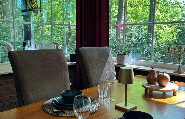 Vakantiehuis in Nutter, eetkamer met uitzicht op natuur in vakantiehuis Twente, Overijssel.