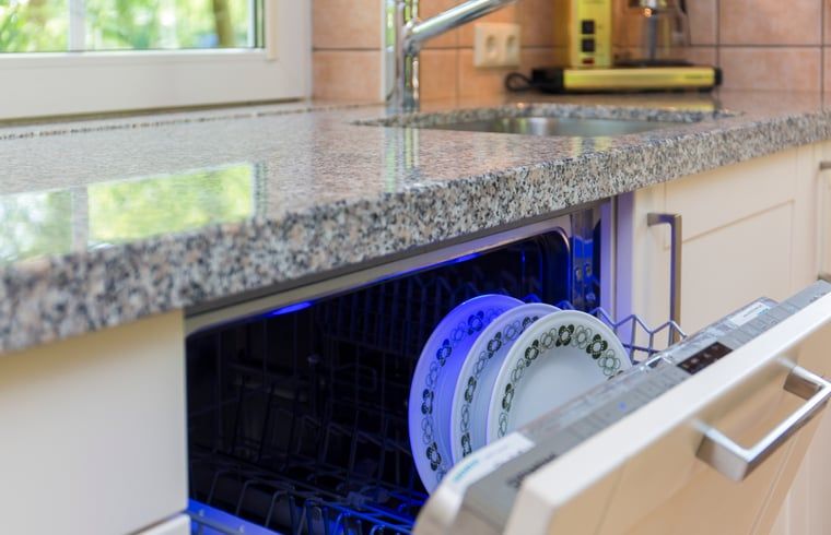 Vollstaendig ausgestattete Kueche mit Geschirrspueler in Ferienhaus in Nutter, Twente, Overijssel.