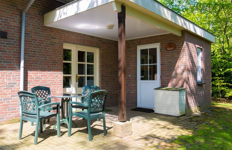 Ueberdachte Terrasse am Ferienhaus in Nutter, Twente, ideal fuer Mahlzeiten im Freien in Overijssel.