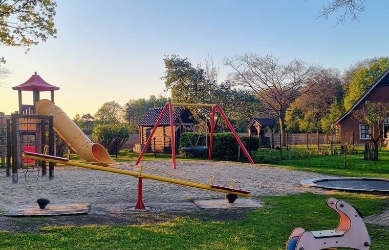 Kinderfreundlicher Spielplatz in der Naehe des Ferienhauses in Nutter, Twente, umgeben von Natur in Overijssel.