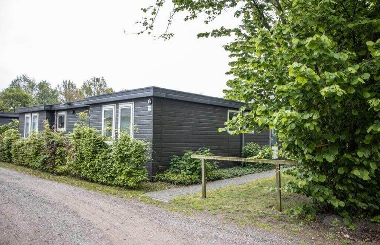 Geraeumiges Wohnzimmer in Cottage in Den Ham, Ferienhaus in Den Ham, Twente mit komfortabler Einrichtung und gemuetlicher Essecke.