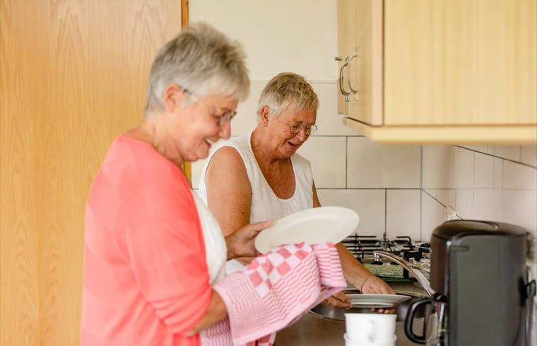 Gemuetliche Kueche im Ferienhaus in Den Ham, Twente, Overijssel, mit einer warmen Atmosphaere fuer einen entspannten Aufenthalt.