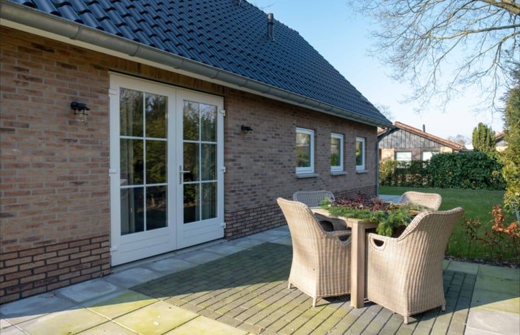 Rustig terras bij Vakantiehuisje in Den Ham, Twente, ideaal voor ontspannen in de buitenlucht.