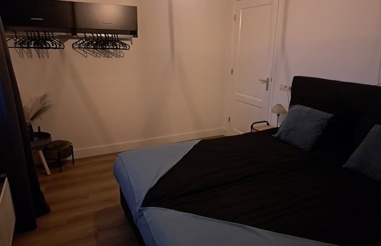 Ruime slaapkamer met hangers in Huisje in Den Ham, vakantiehuis in Den Ham, Twente.