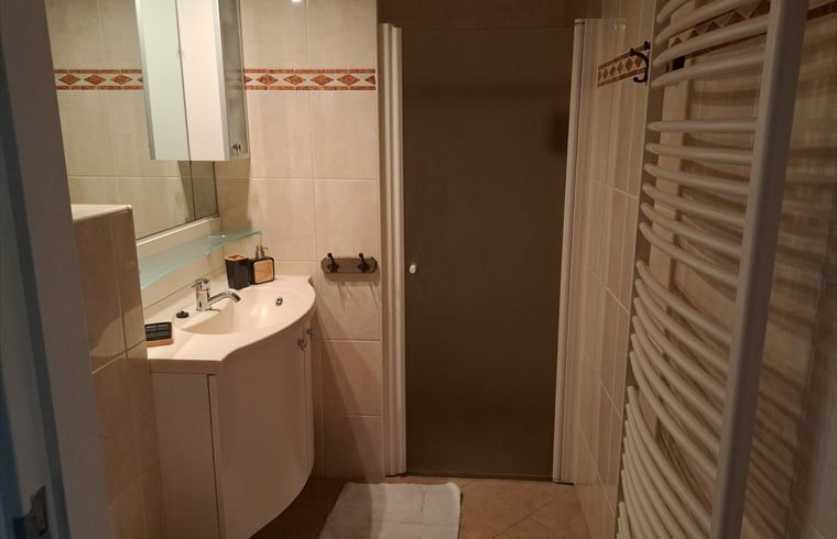 Moderne badkamer in Huisje in Den Ham, vakantiehuis in Twente, Overijssel.