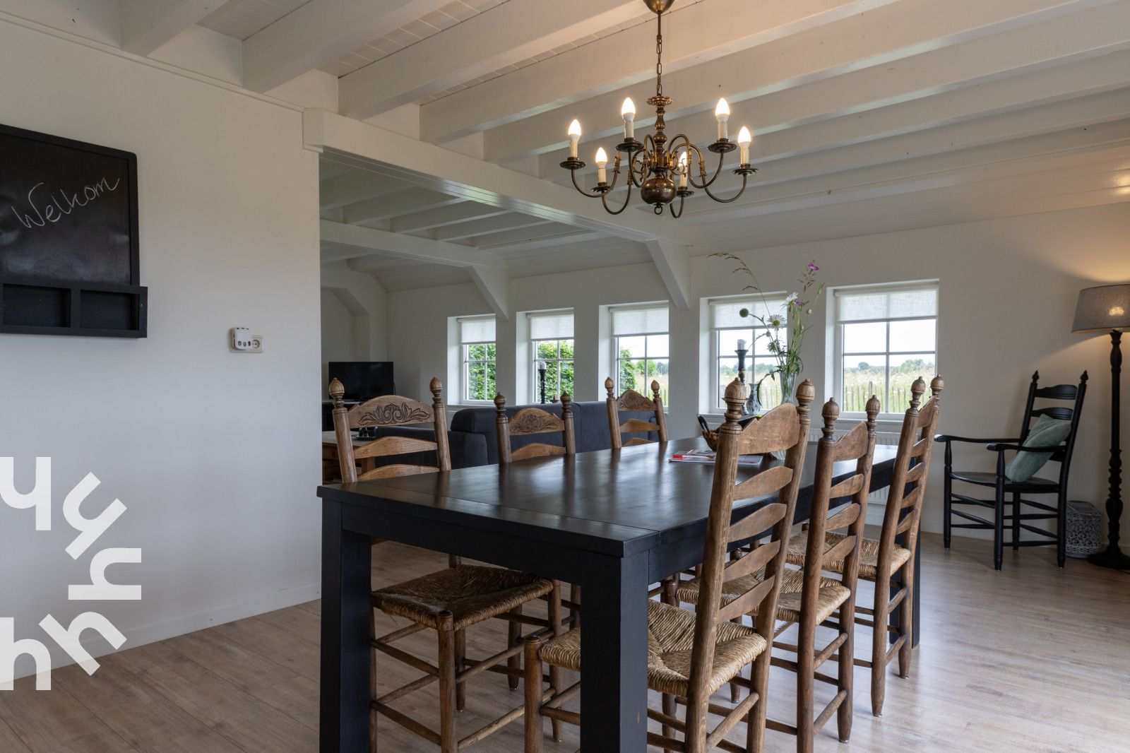 Ruime eetkamer in OV404, vakantiehuis in Den Ham, Twente met uitzicht op de tuin.