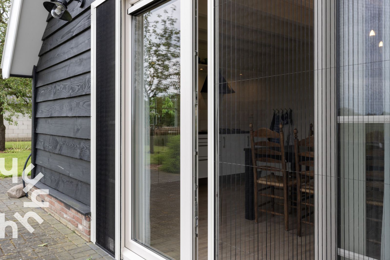 Slaapkamer in vakantiehuis OV404, Den Ham, Twente met comfortabel bed en serene sfeer.