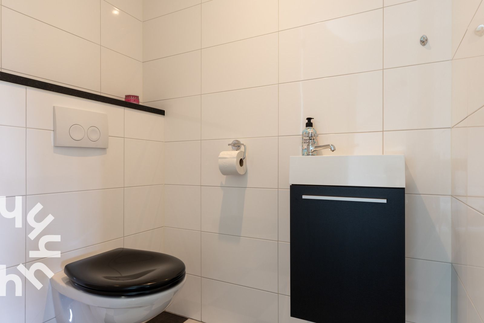 Voorzijde van vakantiehuis OV404 in Den Ham, Twente met rood pannendak en wilde bloemen.