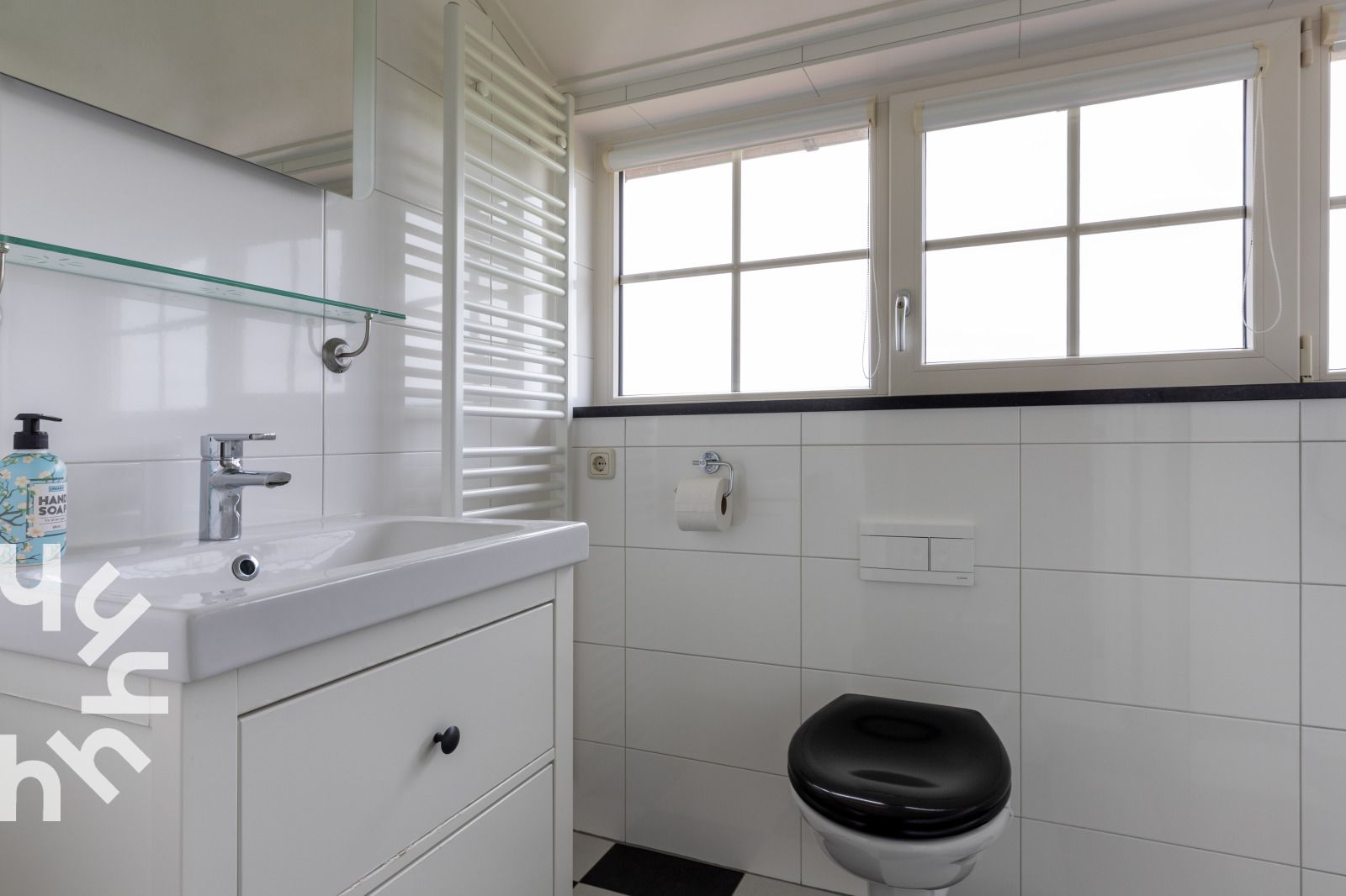 Moderne badkamer in vakantiehuis OV404, Den Ham, Twente met inloopdouche.