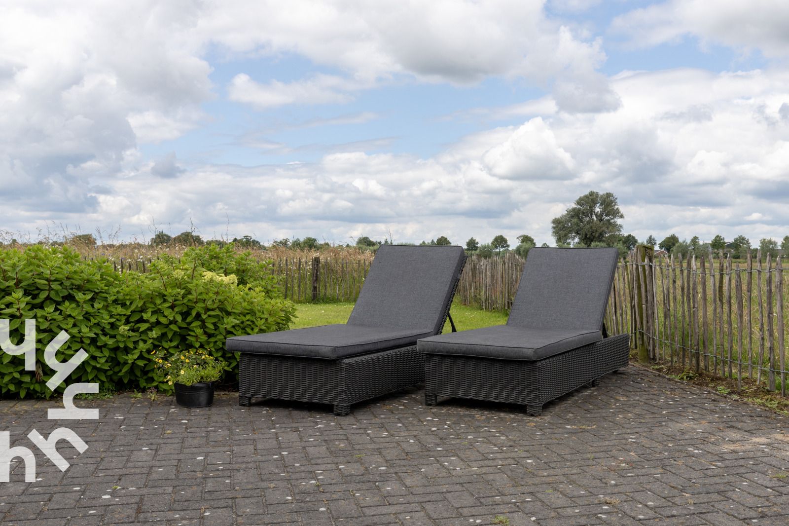 Slaapkamer in vakantiehuis OV404, Den Ham, Twente met elegant interieur en kast.