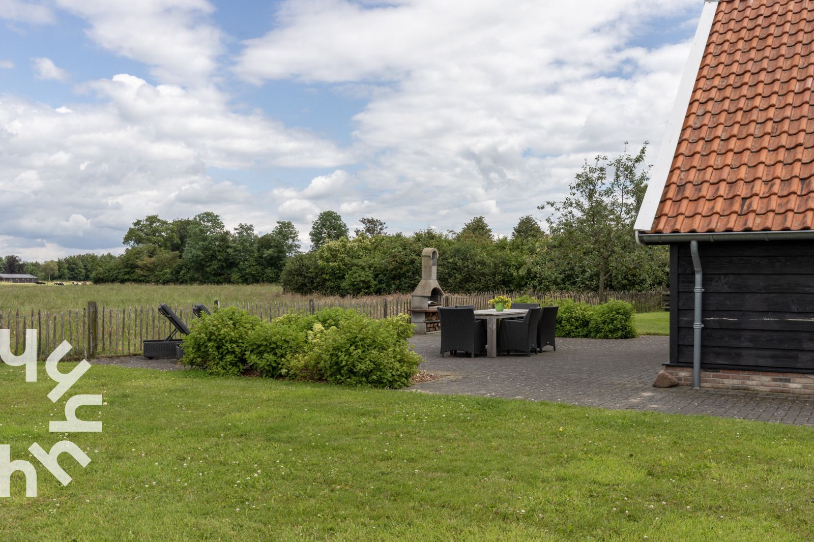 Badkamer in vakantiehuis OV404, Den Ham, Twente met moderne douche en uitzicht.