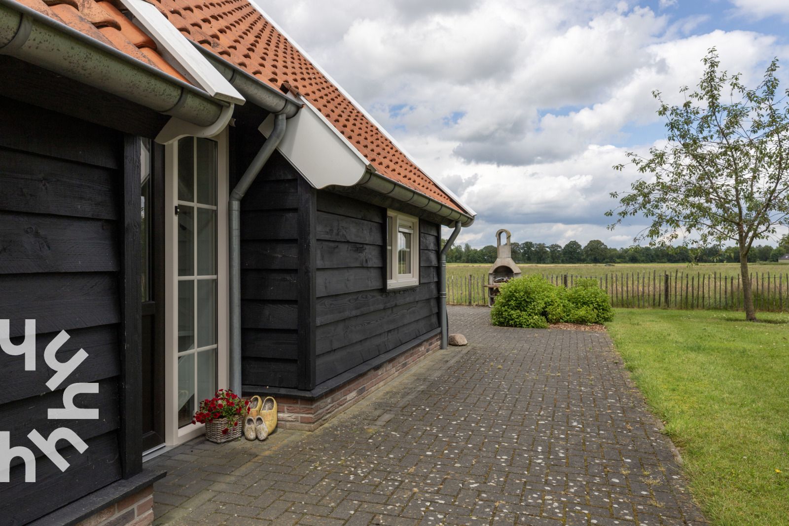 Zonnige ligstoelen op terras van vakantiehuis OV404 in Den Ham, Twente met weids uitzicht.