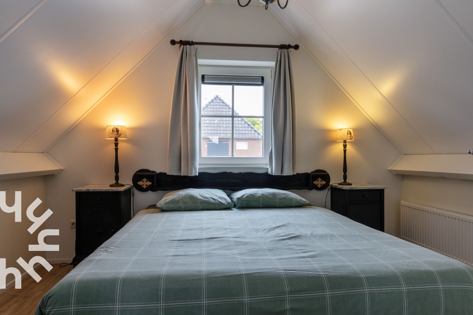 Moderne keuken in vakantiehuis OV404, Den Ham, Twente met uitzicht op de tuin.