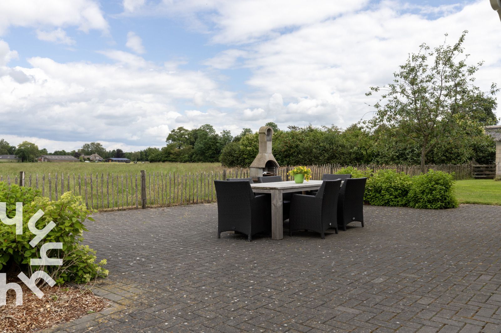 Knusse slaapkamer in vakantiehuis OV404, Den Ham, Twente met sfeervolle verlichting.