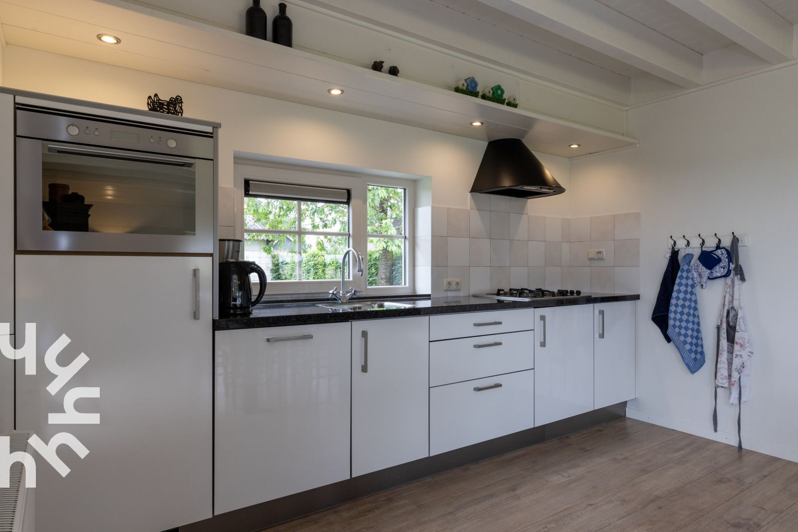 Decoratieve klompen en bloemen bij vakantiehuis OV404 in Den Ham, Twente.