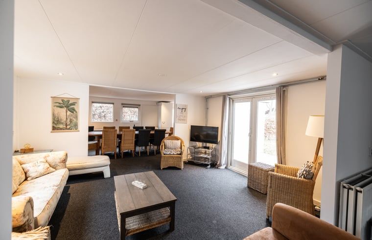 Gezellige eetkamer in Vakantiehuis in Den Ham, Twente, Overijssel, met ruime tafel en comfortabele stoelen voor een ontspannen verblijf.