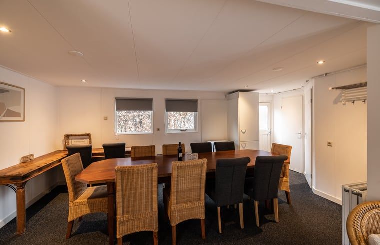 Gezellige binnenruimte van Vakantiehuis in Den Ham, Twente, Overijssel met ruime eethoek en comfortabele zitplaats.