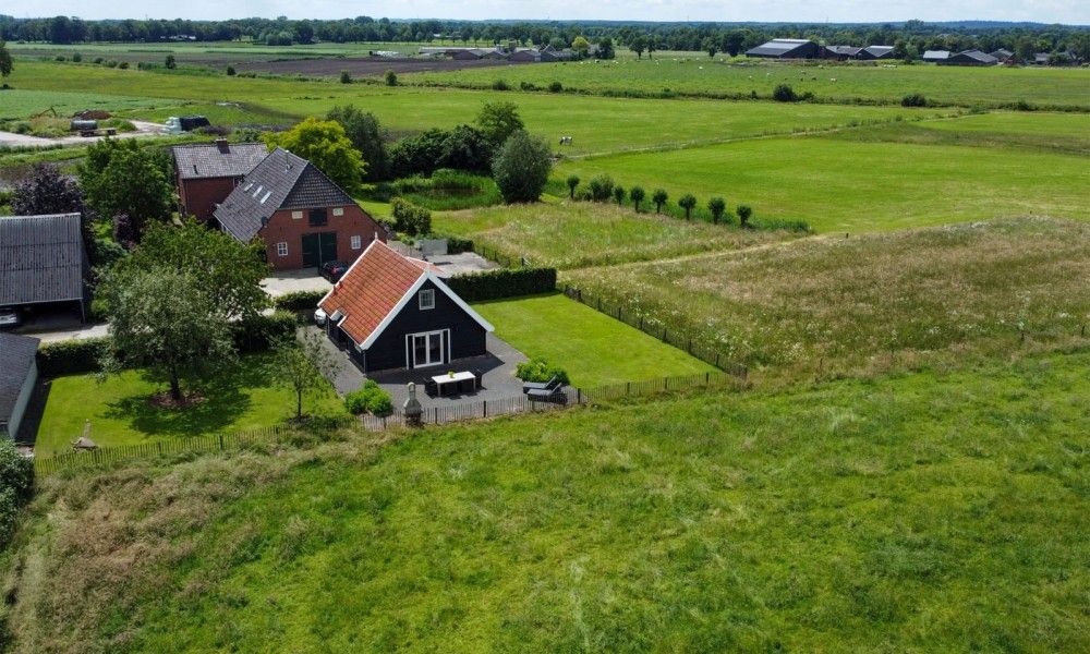 Het Assenhoekje, ein gemuetliches Ferienhaus in Den Ham, Twente, bietet eine herrliche Aussicht auf die gruene Landschaft von Overijssel.