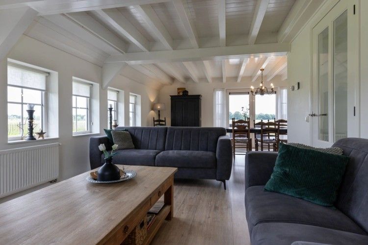 Gemuetliches Wohnzimmer in der Assenhoekje, ein Ferienhaus in Den Ham, Twente. Geniessen Sie die laendliche Einrichtung und die Aussicht auf die Natur.