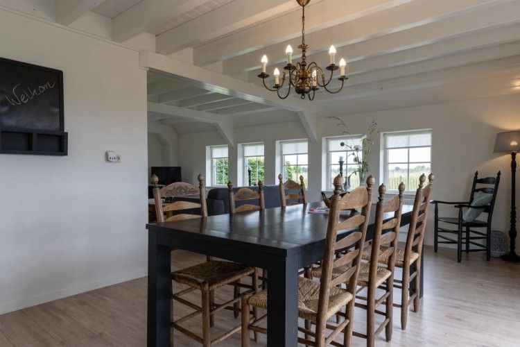 Gemuetliches Esszimmer im Ferienhaus Assenhoekje, Den Ham, Twente. Geraeumiger Innenraum mit Holztisch und laendlicher Atmosphaere.