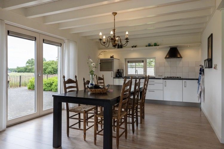 Gemuetliche Kueche und Essbereich im Ferienhaus het Assenhoekje, Den Ham, Twente. Geniessen Sie eine laendliche Atmosphaere in Overijssel.