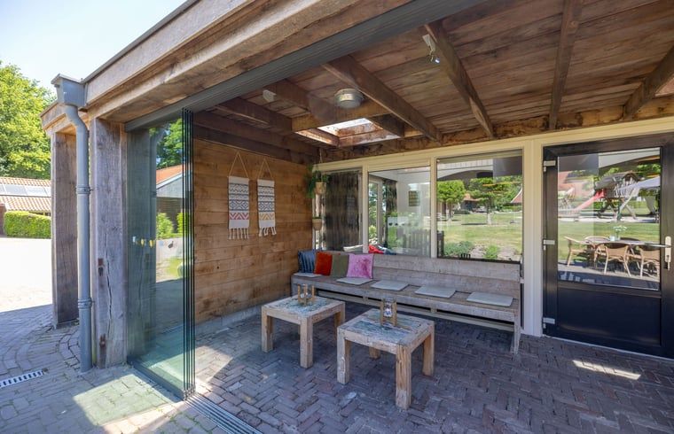 Ferienhaus in De Lutte, charmantes Ferienhaus in Twente, Overijssel mit einer einladenden Terrasse und umgeben von gruener Natur.
