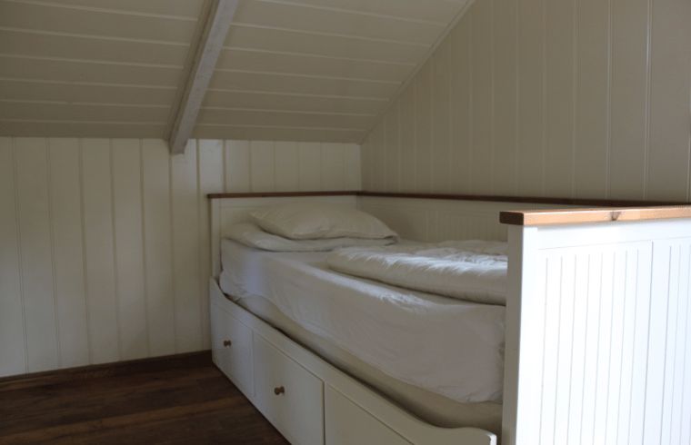 Knusse slaapkamer in vakantiehuis in de Lutte, Twente met houten interieur in Overijssel.