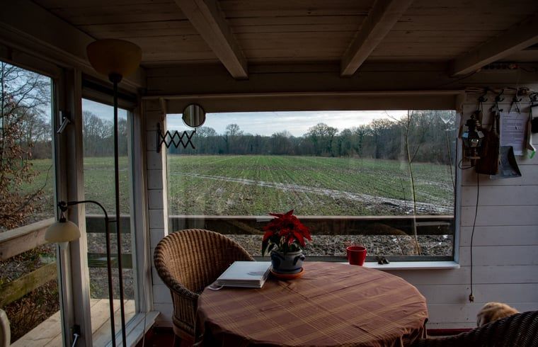 Innenbereich des Ferienhauses in De Lutte in Twente mit Panoramablick auf die Landschaft der Overijssel.