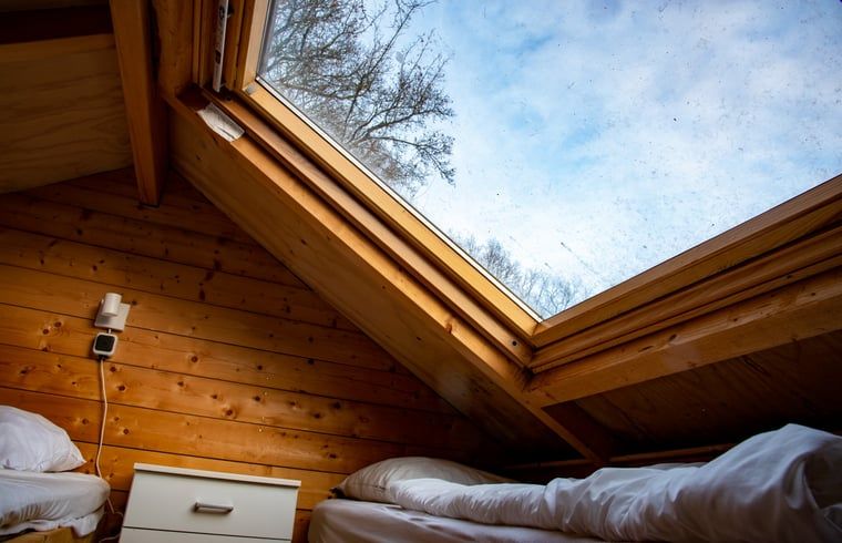 Schlafzimmer mit Dachfenster im Ferienhaus in De Lutte in Twente fuer einen Blick auf den Sternenhimmel in Overijssel.
