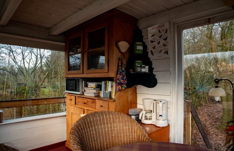 Kuechenzeile im Ferienhaus in De Lutte in Twente mit Holzschrank und Kaffeemaschine in Overijssel.